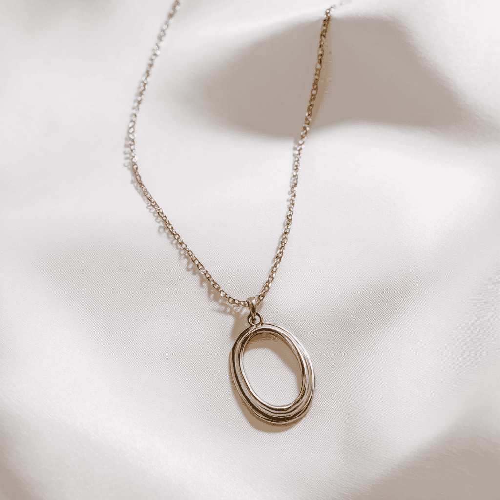 Rantai emas elegan dengan loket bujur ditampilkan sebagai sebahagian daripada koleksi emas terpakai berkualiti tinggi oleh Emas Bonda.